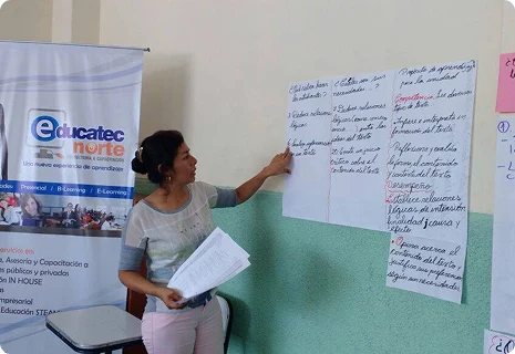 instructora-dando-una-exposicion